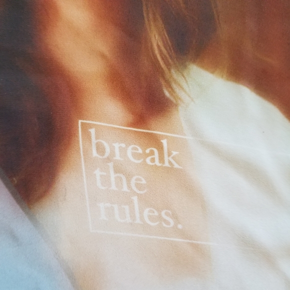 DYNAMITE Blurred & Distressed Graphic Top (Size L) - Picture 2 of 6